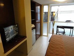 Standard-Studio, 1 Queen-Bett | Zimmersafe, Schreibtisch, Verdunkelungsvorhänge, Bügeleisen/Bügelbrett