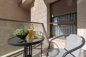 Outdoor dining - Haneviim Court Complex - 1 Bedroom (Multi-unit) (Jerusalem)
