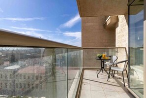 Outdoor dining - Haneviim Court Complex - 1 Bedroom (Multi-unit) (Jerusalem)