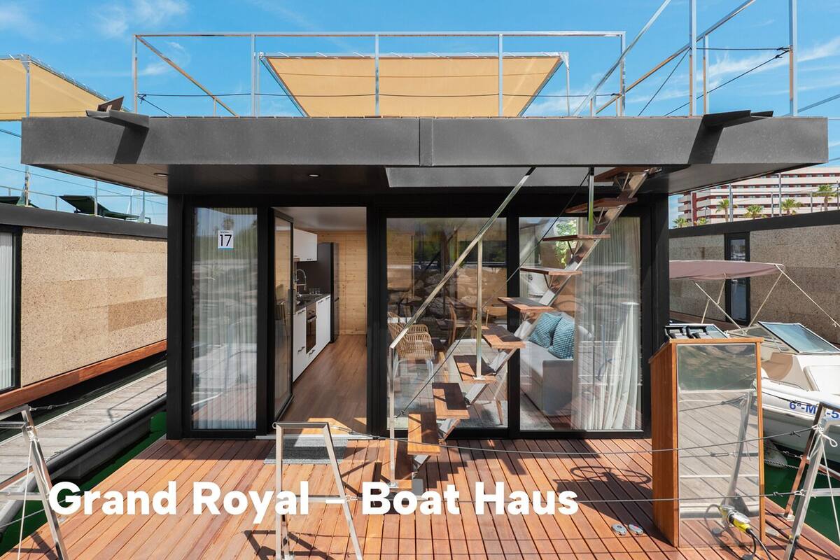 Boat Haus Grand Royal | Sengetøy av topp kvalitet, dundyner og skrivebord