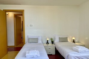 2 bedrooms, WiFi - BNBOOK-BORROMEO 2 RHO (RHO)
