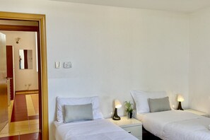 2 bedrooms, WiFi - BNBOOK-BORROMEO 2 RHO (RHO)