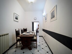 Appartement, 3 chambres | Restauration dans la chambre