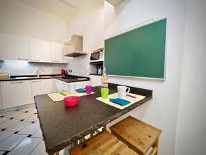 Appartement, 3 chambres | Cuisine privée | Réfrigérateur, micro-ondes, plaque de cuisson, lave-vaisselle