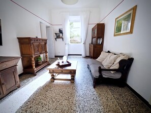 Apartment, 3 Schlafzimmer | Wohnbereich | Flachbildfernseher