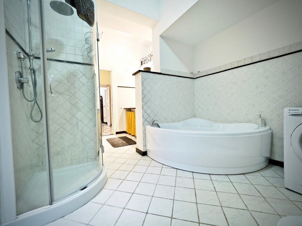 Apartamento, 3 quartos | Banheiro | Produtos de toalete grátis, secador de cabelo, bidê, toalhas de banho