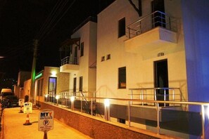 Front of property - evening/night - Mavi Yesil Yasam Hotel (Bodrum)