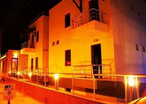 Façade de l’hébergement - soirée/nuit