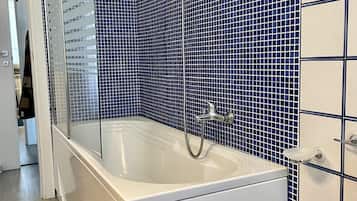 Combined shower/tub, hair dryer, bidet, towels