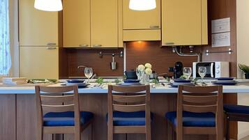 Coffee/tea maker, fridge, microwave, oven