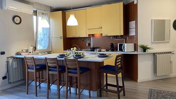 Coffee/tea maker, fridge, microwave, oven