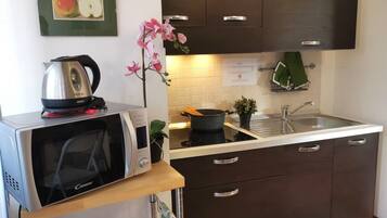 Refrigerador, microondas, horno, placa de cocina