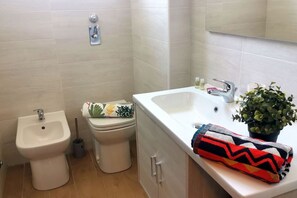 Douche, séchoir à cheveux, bidet, serviettes fournies