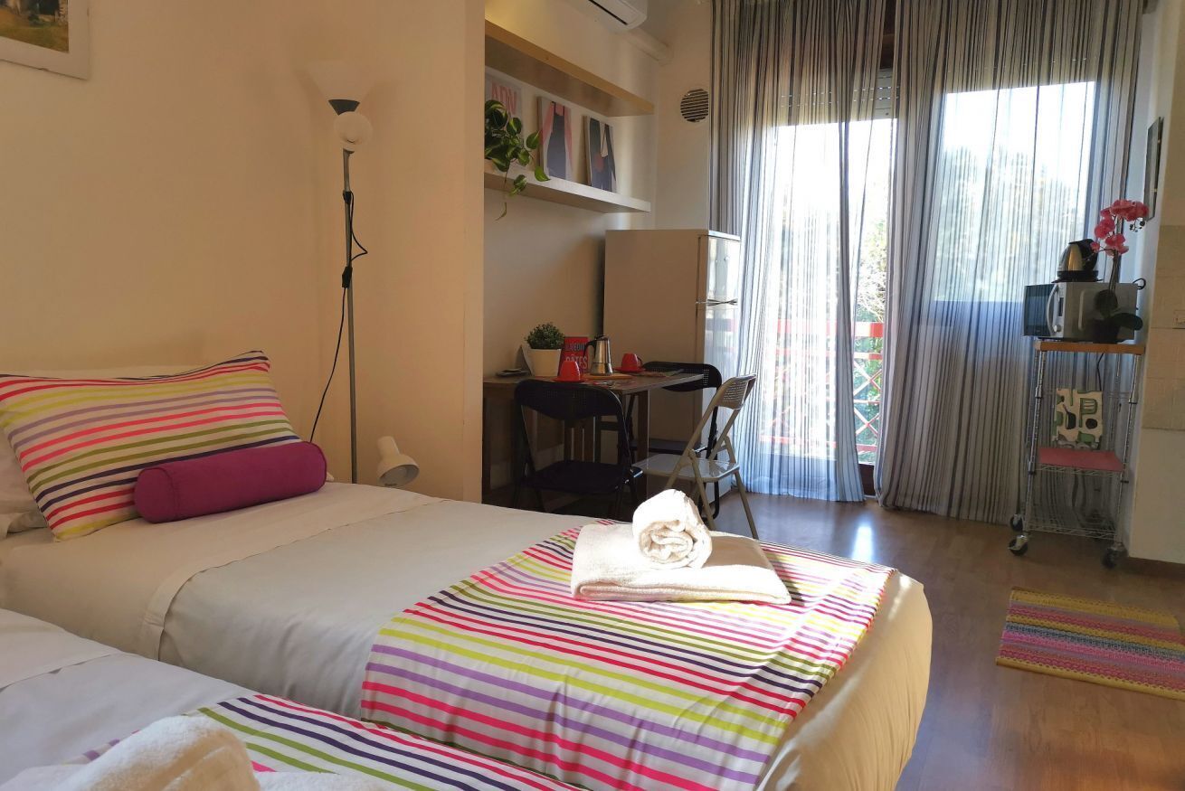 Tabla de planchar con plancha, wifi y ropa de cama 