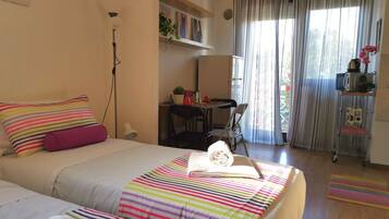 Tabla de planchar con plancha, wifi y ropa de cama