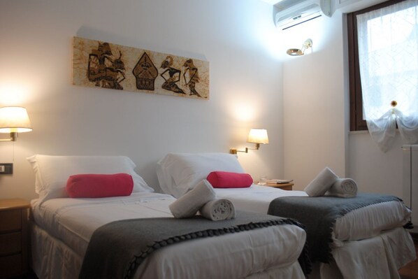 2 bedrooms, iron/ironing board, WiFi, bed sheets - BNBOOK-METROPOLITAN EXPO FLAT 2 (RHO)