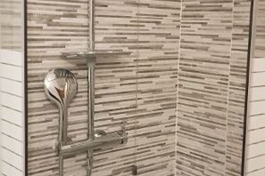 Dusche, Haartrockner, Bidet, Handtücher