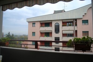 Interior - BNBOOK-METROPOLITAN EXPO FLAT 2 (RHO)