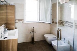 Dusj, hårføner, bid é og håndklær