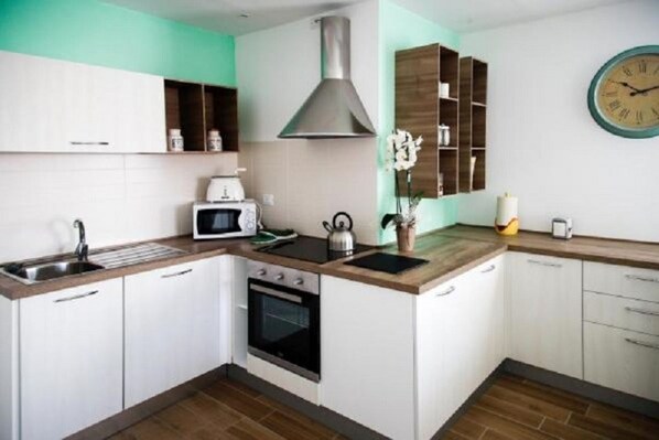 Mikrobølgeovn, ovn, kokeplater og oppvaskmaskin