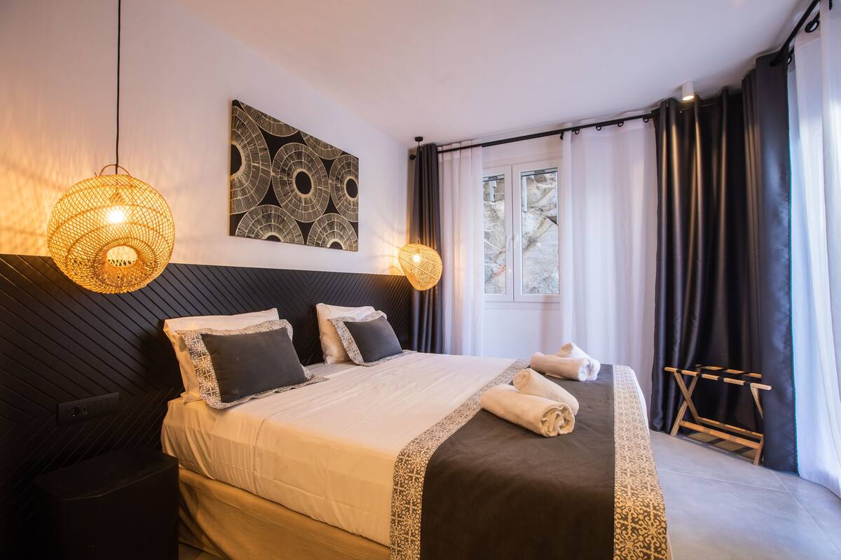Villa, 6 habitaciones | Caja fuerte, espacio para trabajar con un portátil, cortinas opacas