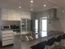 Refrigerador, microondas, placa de cocina, tetera/pava eléctrica