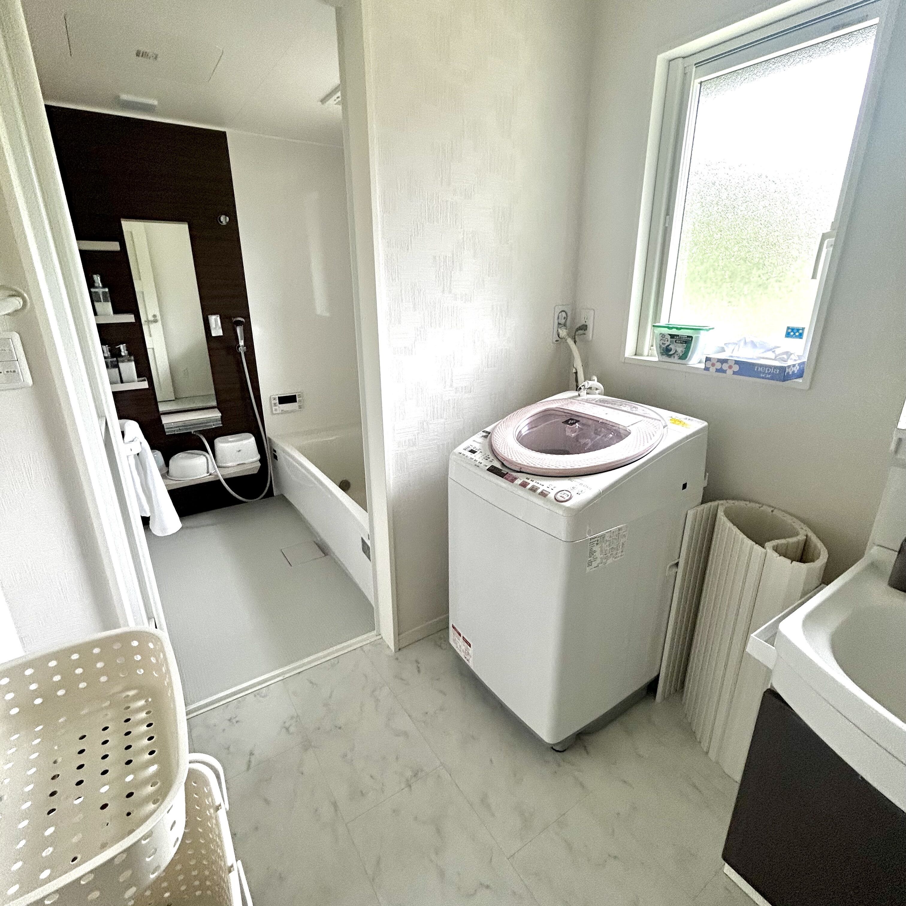 Apartment, 5 Bedrooms | Bathroom | Separate tub and shower, deep soaking tub, free toiletries, hair dryer
