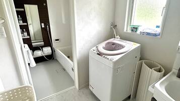 Apartment, 5 Bedrooms | Bathroom | Separate tub and shower, deep soaking tub, free toiletries, hair dryer