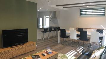 Apartment, 5 Schlafzimmer | Wohnbereich | Fernseher