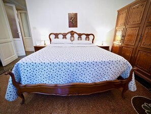 Tabla de planchar con plancha, wifi gratis y ropa de cama 