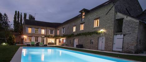 Bagian depan properti - sore/malam