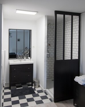 Tweepersoonskamer, uitzicht op zwembad (Vanille) | 1 slaapkamer, luxe beddengoed, bedden met traagschuimmatras