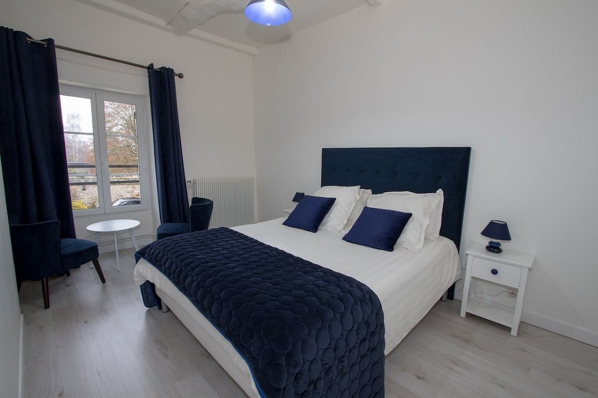 Chambre double, vue sur la piscine (Iris) | 1 chambre, literie de qualité, lit avec matelas en mousse à mémoire