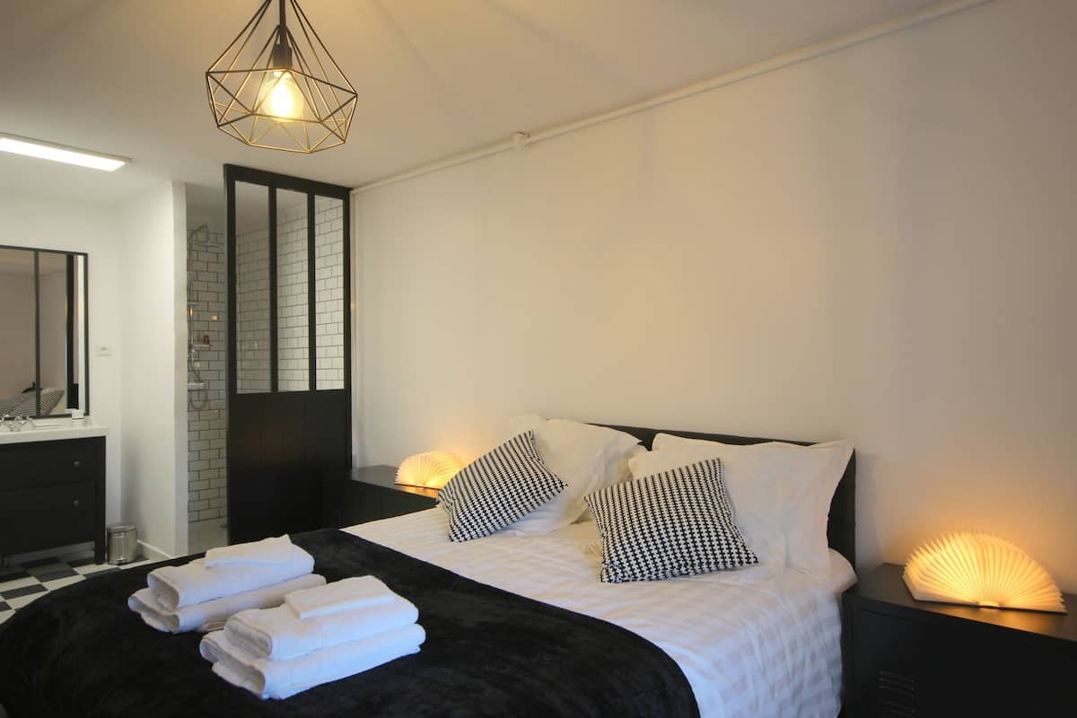 Chambre double, vue sur la piscine (Vanille) | 1 chambre, literie de qualité, lit avec matelas en mousse à mémoire