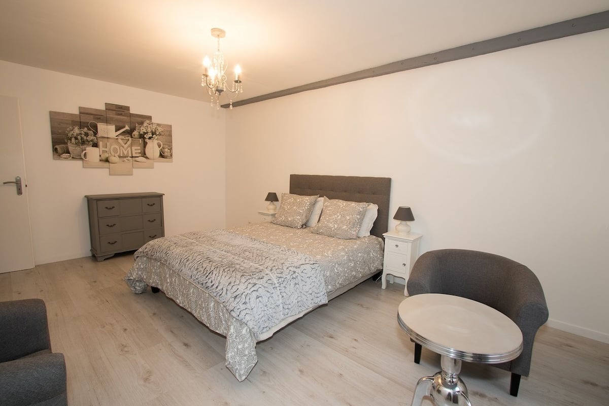 Chambre double, vue sur la piscine (Melina) | 1 chambre, literie de qualité, lit avec matelas en mousse à mémoire