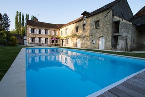 Sesongbasert utendørsbasseng og solsenger