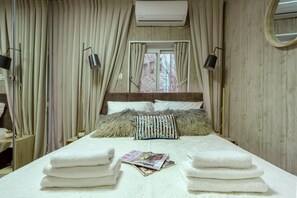 1 bedroom, desk, iron/ironing board, travel cot - HaHavatselet 19 - Isrentals (Jerusalem)