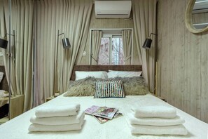 1 soverom, skrivebord, strykejern/-brett og reiseseng for barn