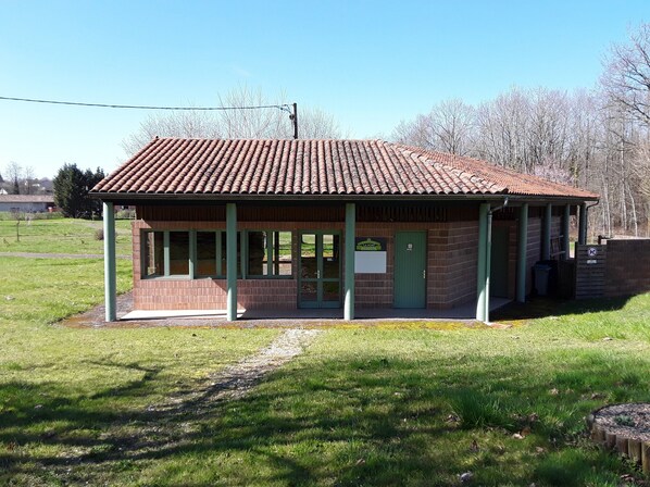 Terrace/patio - Camping la Font Pissotte (Saint-Pardoux-la-Riviere)