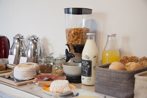 Free daily buffet breakfast