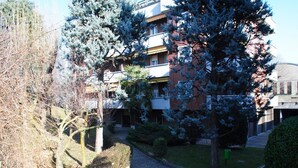 Un immeuble résidentiel doté d’un jardin, d’un sentier et d’une petite pelouse.
