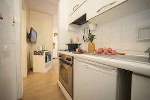 Frigorifero, microonde, forno, piano cottura