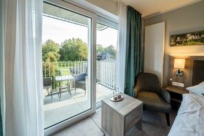 舒适双人房 | 办公桌、隔音、免费 WiFi、床单