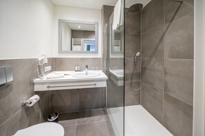 Hair dryer, towels, soap, shampoo - Hotel Meyerink (Vreden)