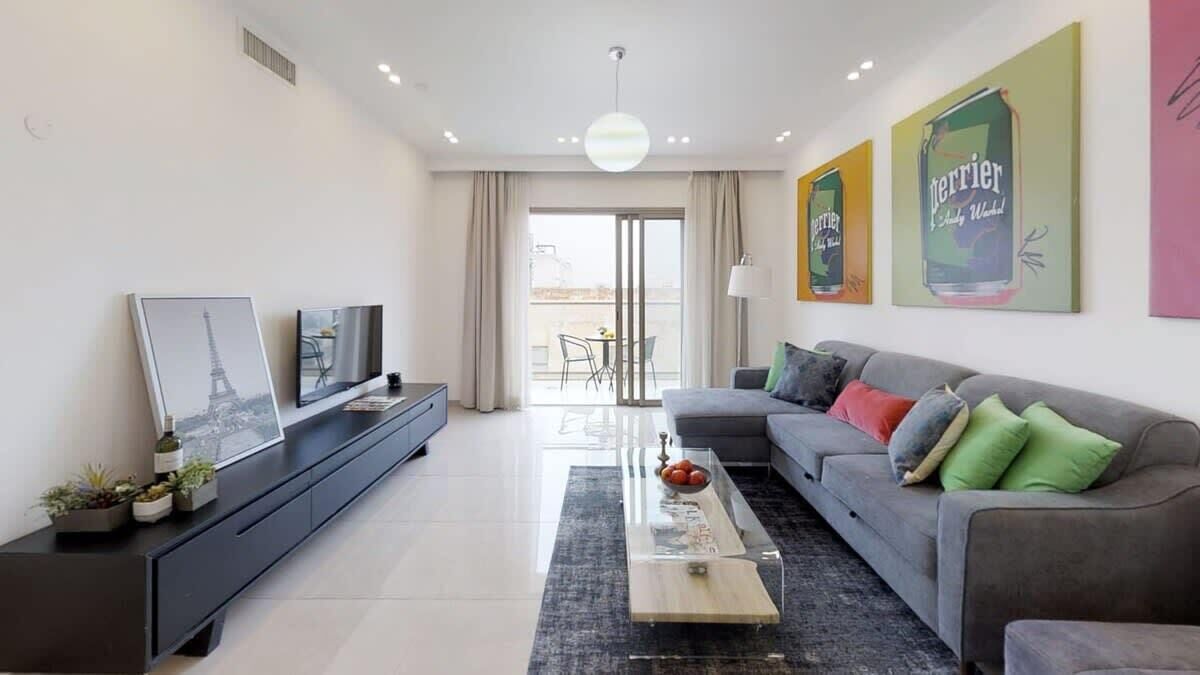 Taulutelevisio, kirjoja, työhuone