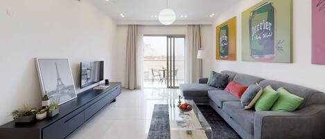 Taulutelevisio, kirjoja, työhuone