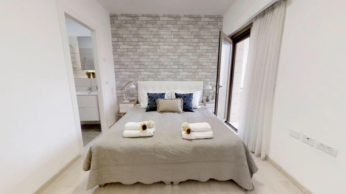 2 habitaciones, tabla de planchar con plancha, cuna de viaje y wifi 