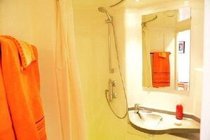 Classic Double Room | Bathroom - Village Vacances La Fontaine d'Annibal (Buis-les-Baronnies)