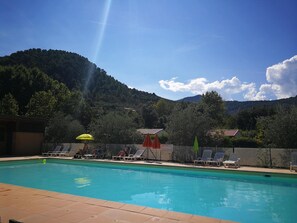 Piscine extérieure en saison, accÚs possible de 10 h à 20 h, parasols
