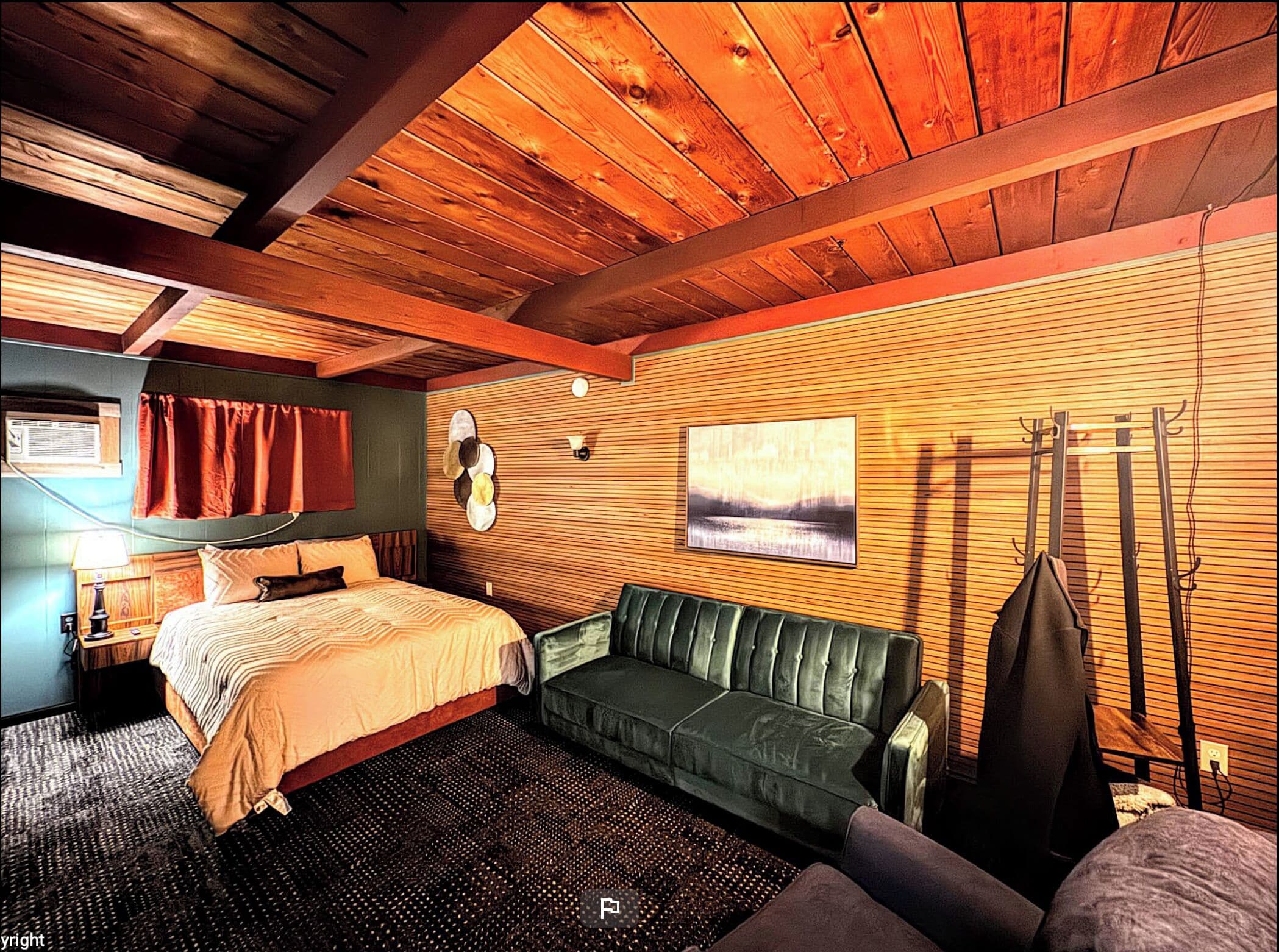 Classic Room, 1 Queen Bed | Individually decorated, desk, free WiFi, bed sheets